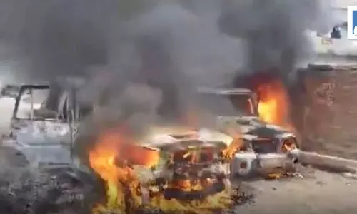 बस से कुचलकर मौत: मचा बवाल, गाड़ियां फूंकीं, कई थानों की फोर्स मौके पर बस से कुचलकर मौत: मचा बवाल, गाड़ियां फूंकीं, कई थानों की फोर्स मौके पर