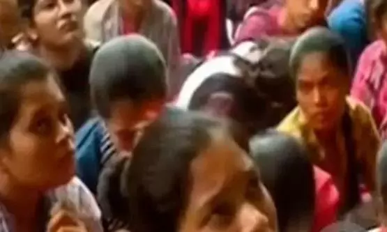 Karnataka: रायचूर में एसटी छात्रावास की लड़कियों ने खराब सुविधाओं को लेकर विरोध प्रदर्शन किया