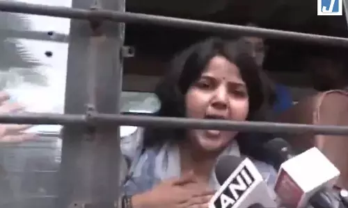 मैं कांग्रेस पार्टी को श्राप देती हूं...राहुल गांधी के आवास के बाहर विरोध प्रदर्शन कर रहे साधुओं समेत कई लोगों को हिरासत में लिया मैं कांग्रेस पार्टी को श्राप देती हूं...राहुल गांधी के आवास के बाहर विरोध प्रदर्शन कर रहे साधुओं समेत कई लोगों को हिरासत में लिया