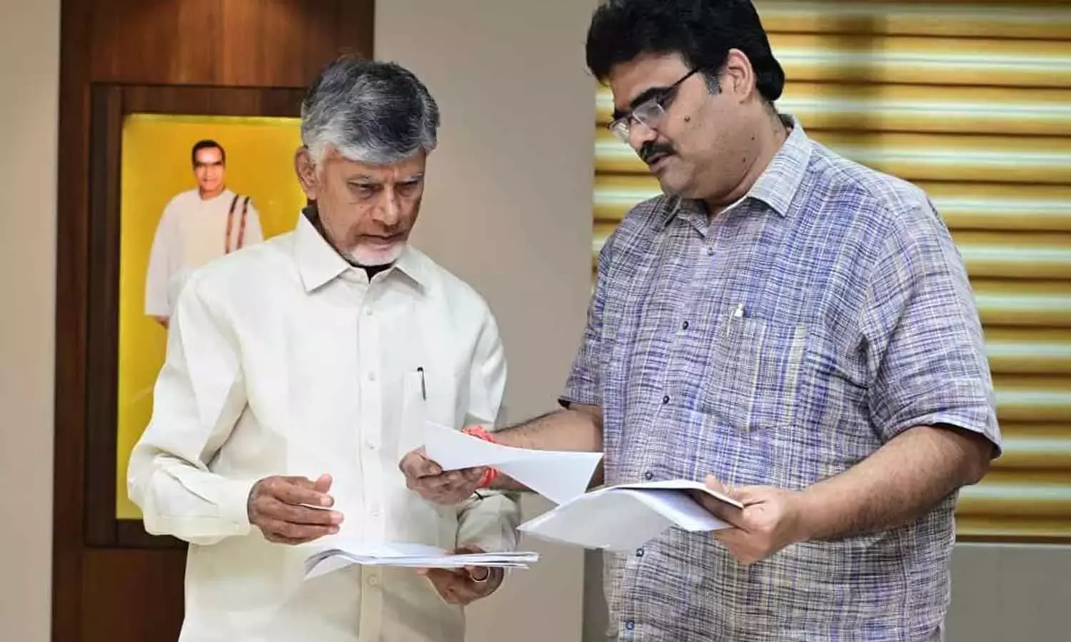 Andhra: दिनाकर ने सीएम को सौंपी विकास समीक्षा रिपोर्ट Andhra: दिनाकर ने सीएम को सौंपी विकास समीक्षा रिपोर्ट
