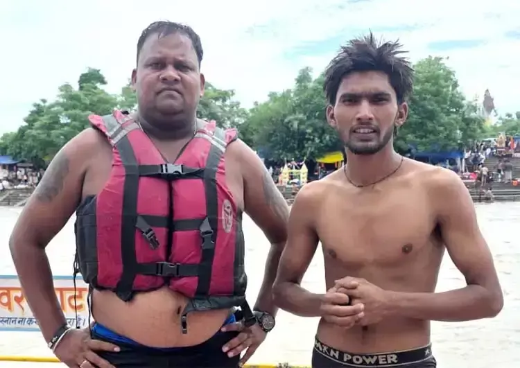 Haridwar: जल पुलिस की तत्परता से टला बड़ा हादसा, शिवभक्त की बची जान Haridwar: जल पुलिस की तत्परता से टला बड़ा हादसा, शिवभक्त की बची जान