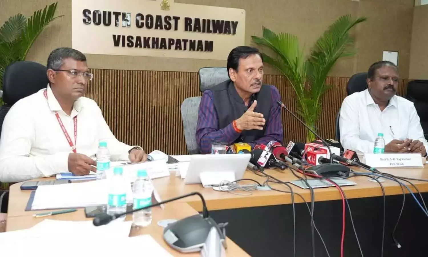 Andhra: नवगठित रेलवे जोन को स्लिम एंड स्मार्ट रेलवे के रूप में विकसित किया जा रहा है Andhra: नवगठित रेलवे जोन को स्लिम एंड स्मार्ट रेलवे के रूप में विकसित किया जा रहा है