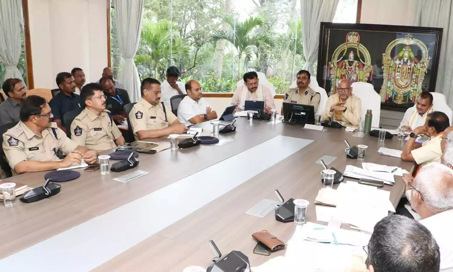 Andhra: अतिरिक्त ईओ वेंकैया चौधरी ने ब्रह्मोत्सवम की तैयारियों की समीक्षा की Andhra: अतिरिक्त ईओ वेंकैया चौधरी ने ब्रह्मोत्सवम की तैयारियों की समीक्षा की