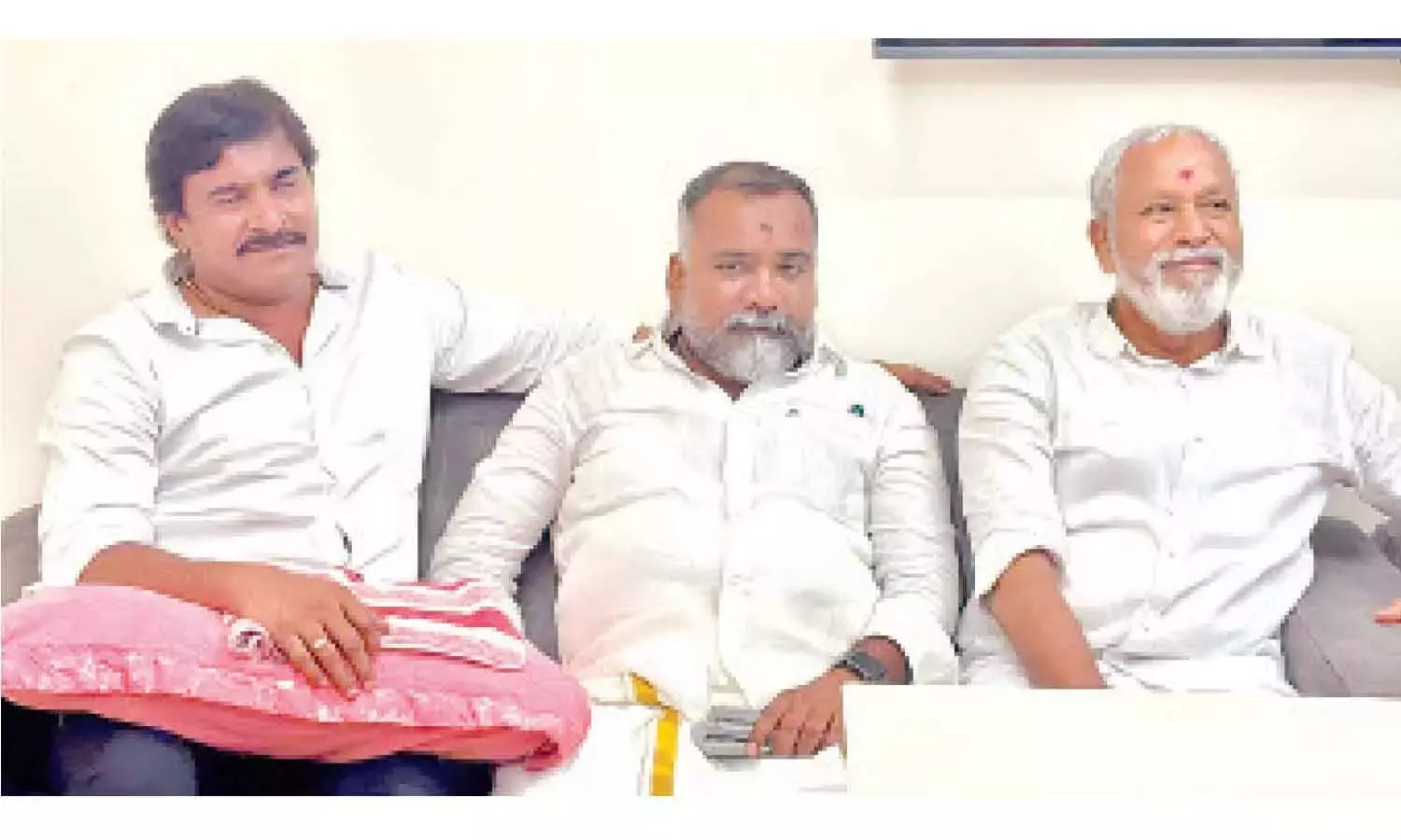 Andhra: टीडीपी नेता के घर पर झड़प के बाद तिरुपती में राजनीतिक तनाव बढ़ गया है Andhra: टीडीपी नेता के घर पर झड़प के बाद तिरुपती में राजनीतिक तनाव बढ़ गया है