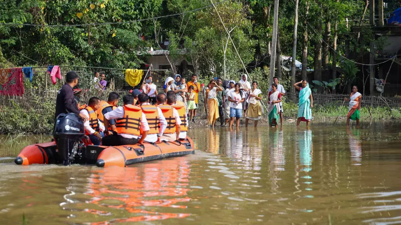 Assam में बाढ़ से 15 जिलों में 1.68 लाख लोग प्रभावित हुए Assam में बाढ़ से 15 जिलों में 1.68 लाख लोग प्रभावित हुए