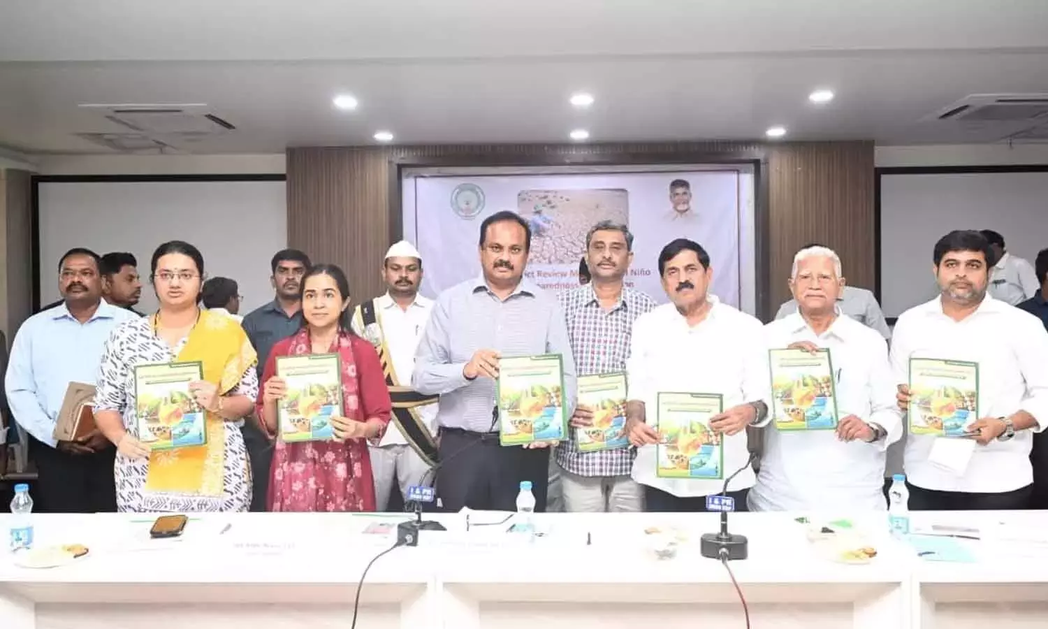 Andhra: अल नीनो प्रभाव के बीच कलेक्टर श्रीधर चेरुकुरी ने किसानों को आश्वासन दिया Andhra: अल नीनो प्रभाव के बीच कलेक्टर श्रीधर चेरुकुरी ने किसानों को आश्वासन दिया