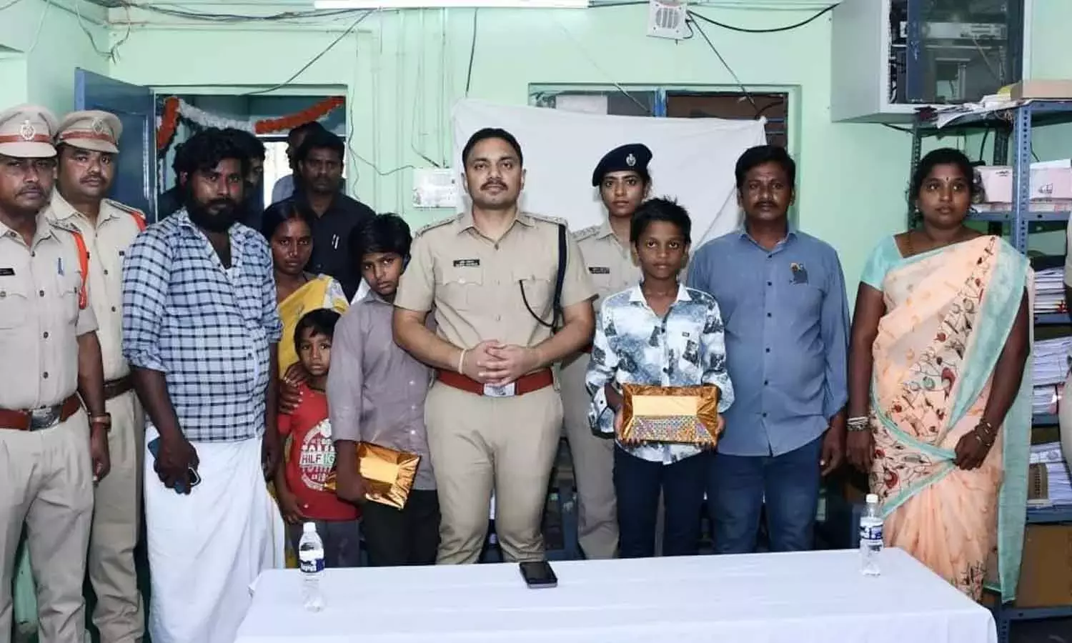 Andhra: एआई निगरानी से लापता लड़कों का कुछ ही घंटों में पता लगाने में मदद मिलती है Andhra: एआई निगरानी से लापता लड़कों का कुछ ही घंटों में पता लगाने में मदद मिलती है