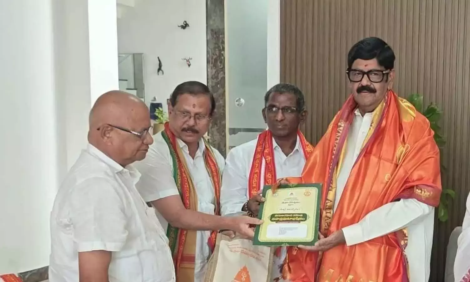 Andhra: बंदोबस्ती मंत्री को श्रीशैलम के वरुण यज्ञ में शामिल होने के लिए आमंत्रित किया गया Andhra: बंदोबस्ती मंत्री को श्रीशैलम के वरुण यज्ञ में शामिल होने के लिए आमंत्रित किया गया