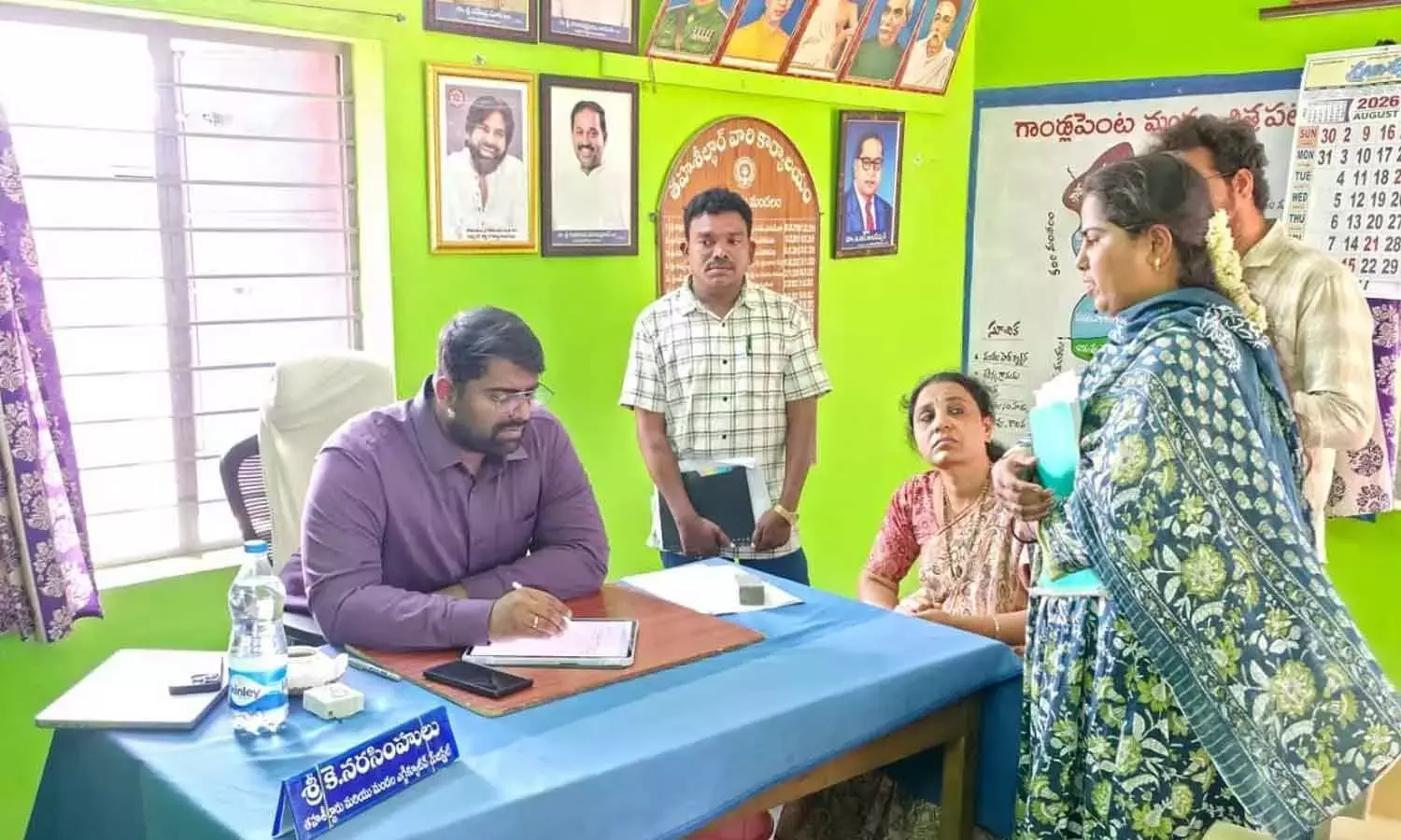 Andhra: जेसी ने गंदलापेंटा तहसीलदार कार्यालय का निरीक्षण किया Andhra: जेसी ने गंदलापेंटा तहसीलदार कार्यालय का निरीक्षण किया