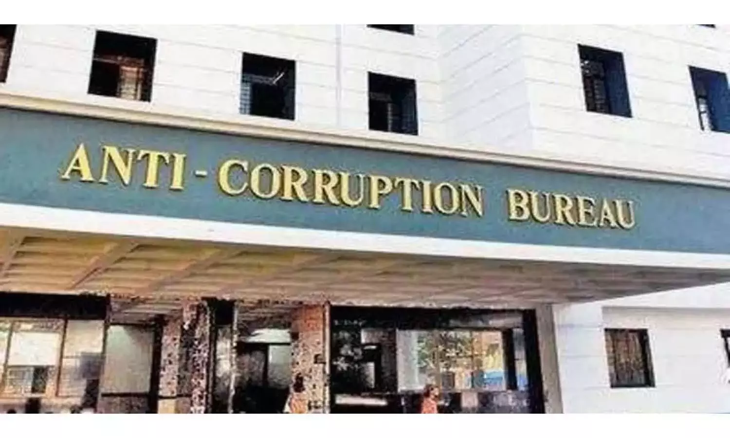 Andhra: डीए आरोपों को लेकर एसीबी ने कुरनूल में वरिष्ठ सहायक की संपत्तियों पर छापा मारा Andhra: डीए आरोपों को लेकर एसीबी ने कुरनूल में वरिष्ठ सहायक की संपत्तियों पर छापा मारा