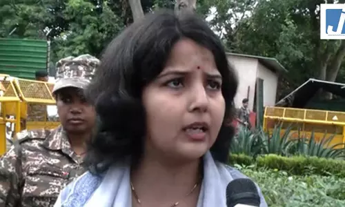 राहुल गांधी के आवास के बाहर महिला का विरोध प्रदर्शन, बोली- टिकट के बदले पैसे मांगे, हमें बेवकूफ बनाया राहुल गांधी के आवास के बाहर महिला का विरोध प्रदर्शन, बोली- टिकट के बदले पैसे मांगे, हमें बेवकूफ बनाया