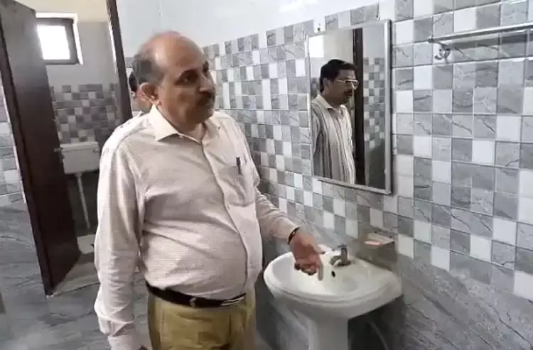 Haridwar: स्वच्छता व्यवस्था जांचने पहुंचे सीडीओ, विकास भवन का किया औचक निरीक्षण Haridwar: स्वच्छता व्यवस्था जांचने पहुंचे सीडीओ, विकास भवन का किया औचक निरीक्षण
