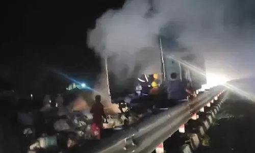बालासोर में पार्सल कंटेनर ट्रक में लगी आग बालासोर में पार्सल कंटेनर ट्रक में लगी आग
