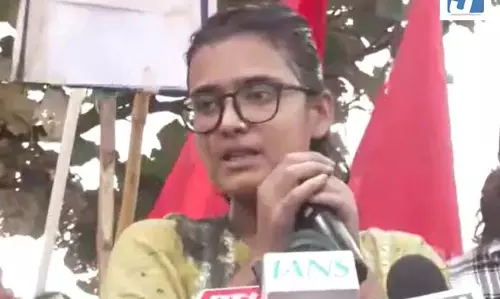 छात्र आंदोलन मामला...AISA अध्यक्ष पर फेंकी गई स्याही, आरोपी को हिरासत में लिया गया, VIDEO छात्र आंदोलन मामला...AISA अध्यक्ष पर फेंकी गई स्याही, आरोपी को हिरासत में लिया गया, VIDEO