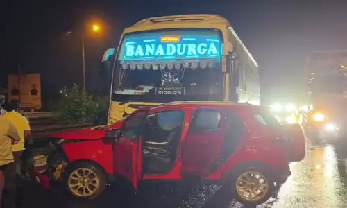 NH-16 पर गेलपुर चौक के पास बस ने कार को टक्कर मारी, बड़ा हादसा टला NH-16 पर गेलपुर चौक के पास बस ने कार को टक्कर मारी, बड़ा हादसा टला