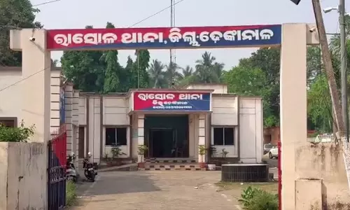 सब्जी से लदी पिकअप वैन ढेंकनाल के पास पलटी, ड्राइवर भाग निकला सब्जी से लदी पिकअप वैन ढेंकनाल के पास पलटी, ड्राइवर भाग निकला
