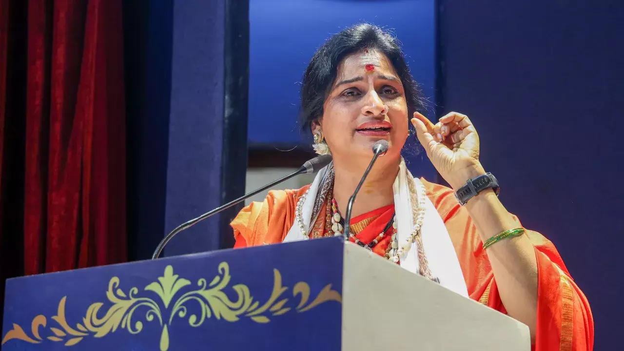माधवी लता की मांग: मदरसों में राष्ट्रगान और अंग्रेजी शुरू होना चाहिए माधवी लता की मांग: मदरसों में राष्ट्रगान और अंग्रेजी शुरू होना चाहिए