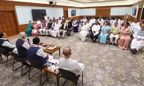 संसदीय गतिरोध के बीच नए सांसदों से मिले पीएम मोदी संसदीय गतिरोध के बीच नए सांसदों से मिले पीएम मोदी
