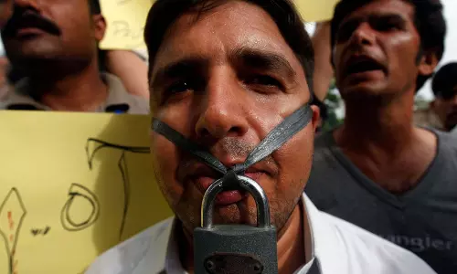 PoJK विरोध प्रदर्शनों के बीच पाकिस्तान पर विदेशी मीडिया पर पाबंदियों का आरोप, वैश्विक स्तर पर आलोचना तेज PoJK विरोध प्रदर्शनों के बीच पाकिस्तान पर विदेशी मीडिया पर पाबंदियों का आरोप, वैश्विक स्तर पर आलोचना तेज