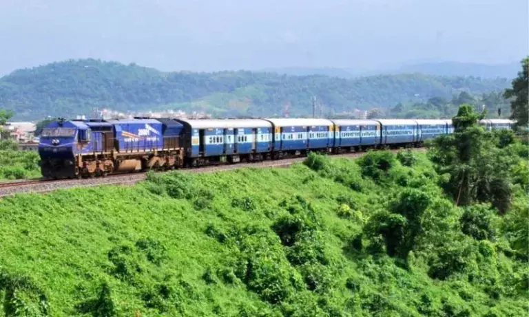 Assam: शिवसागर में रेल पटरी ठीक, ट्रेन सेवाएं बहाल Assam: शिवसागर में रेल पटरी ठीक, ट्रेन सेवाएं बहाल