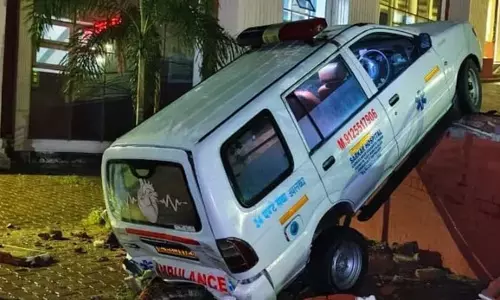 बड़ा हादसा टला, मरीज छोड़कर लौट रही एंबुलेंस रेलिंग तोड़कर नीचे गिरी