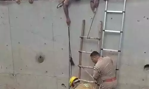 शास्त्री नगर में दलदली नाले में फंसा व्यक्ति, दमकल टीम ने रेस्क्यू कर सुरक्षित निकाला