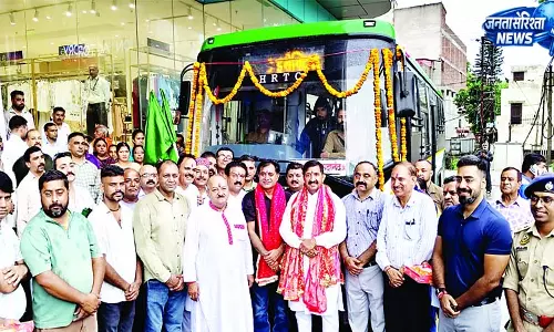 ऊना की सडक़ों पर दौड़ीं 50 इलेक्ट्रिक बसें ऊना की सडक़ों पर दौड़ीं 50 इलेक्ट्रिक बसें