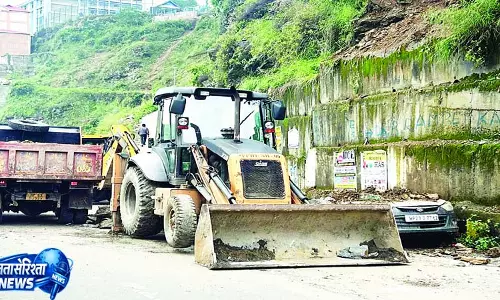 ठियोग में पहाड़ी से गिरे पत्थर-मलबे की चपेट में आई कार ठियोग में पहाड़ी से गिरे पत्थर-मलबे की चपेट में आई कार