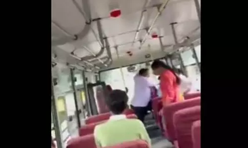 स्कूल बस ड्राइवर पर ताना बंदूक, सुरक्षा गार्ड की दबंगई