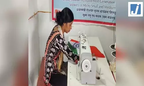 कानपुर देहात: महिलाओं के हाथों तैयार हो रहा तिरंगा, हर घर तिरंगा अभियान को मिल रही नई रफ्तार कानपुर देहात: महिलाओं के हाथों तैयार हो रहा तिरंगा, हर घर तिरंगा अभियान को मिल रही नई रफ्तार
