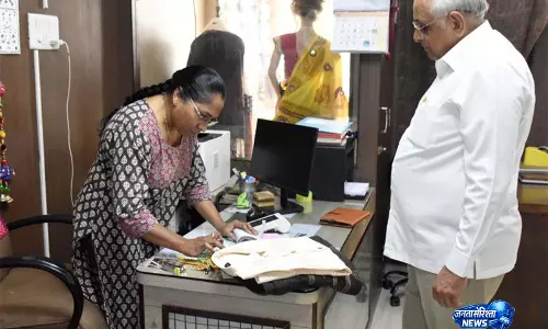 राष्ट्रीय हथकरघा दिवस पर भूपेंद्र पटेल ने खरीदे हैंडलूम उत्पाद, वोकल फॉर लोकल को बढ़ावा राष्ट्रीय हथकरघा दिवस पर भूपेंद्र पटेल ने खरीदे हैंडलूम उत्पाद, वोकल फॉर लोकल को बढ़ावा