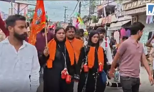 अनूठा दृश्य...बुर्के में कांवड़ यात्रा पर निकलीं तमन्ना मलिक अनूठा दृश्य...बुर्के में कांवड़ यात्रा पर निकलीं तमन्ना मलिक