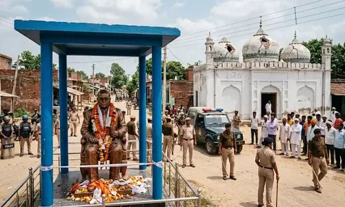 अंबेडकर प्रतिमा और ईदगाह में क्षति से महराजनगर में तनाव, प्रशासन ने संभाला मोर्चा अंबेडकर प्रतिमा और ईदगाह में क्षति से महराजनगर में तनाव, प्रशासन ने संभाला मोर्चा