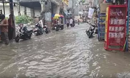 दिल्ली-एनसीआर में मूसलाधार बारिश से जलभराव, कई इलाकों में ट्रैफिक जाम; रेड अलर्ट जारी दिल्ली-एनसीआर में मूसलाधार बारिश से जलभराव, कई इलाकों में ट्रैफिक जाम; रेड अलर्ट जारी