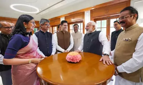 PM ने NDA सांसदों को दी नसीहत, बोले- सदन की चिंता बाहर न ले जाएं, गरिमा बनाए रखें