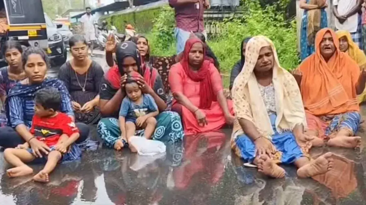 मुथालापोझी मामला: इंसाफ की मांग को लेकर शिज़िन के परिवार का धरना मुथालापोझी मामला: इंसाफ की मांग को लेकर शिज़िन के परिवार का धरना