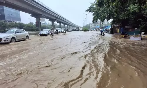 गुरुग्राम में बारिश ने खोली जल निकासी व्यवस्था की पोल, पॉश गोल्फ कोर्स रोड भी जलमग्न गुरुग्राम में बारिश ने खोली जल निकासी व्यवस्था की पोल, पॉश गोल्फ कोर्स रोड भी जलमग्न