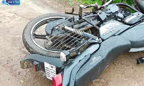 रौंदकर अज्ञात वाहन फरार, तीन युवकों में एक की मौत
