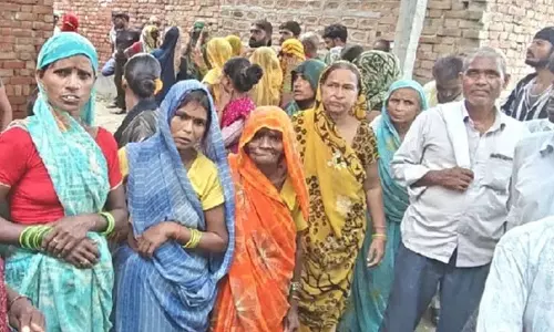 प्रसव के बाद विवाहिता की मौत पर मायका पक्ष का हंगामा, मारपीट और पथराव में पांच घायल प्रसव के बाद विवाहिता की मौत पर मायका पक्ष का हंगामा, मारपीट और पथराव में पांच घायल