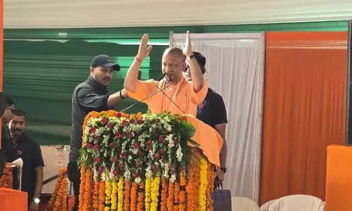 योगी ने स्वदेशी मंत्र को किया याद, कारीगरों की सराहना योगी ने स्वदेशी मंत्र को किया याद, कारीगरों की सराहना