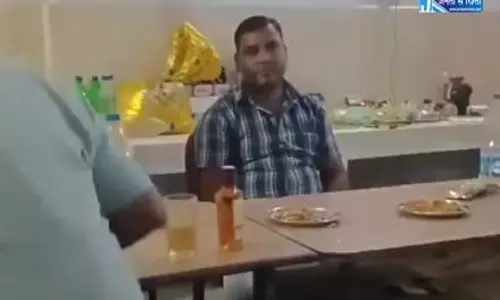 DEO ने 5 टीचरों और स्वीपर को थमाया नोटिस, स्कूल में शराब पार्टी का वीडियो हो रहा वायरल DEO ने 5 टीचरों और स्वीपर को थमाया नोटिस, स्कूल में शराब पार्टी का वीडियो हो रहा वायरल