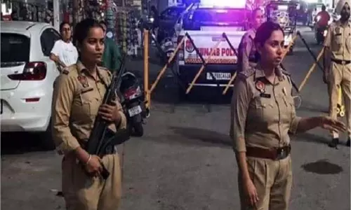 बढ़ी सुरक्षा! चप्पे-चप्पे पर लगे नाके, महिला पुलिस कर्मचारी की तैनाती बढ़ी सुरक्षा! चप्पे-चप्पे पर लगे नाके, महिला पुलिस कर्मचारी की तैनाती