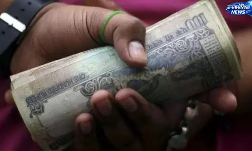 मुआवजा दिलाने के लिए 4 हज़ार की दी रिश्वत, क्लर्क गिरफ्तार