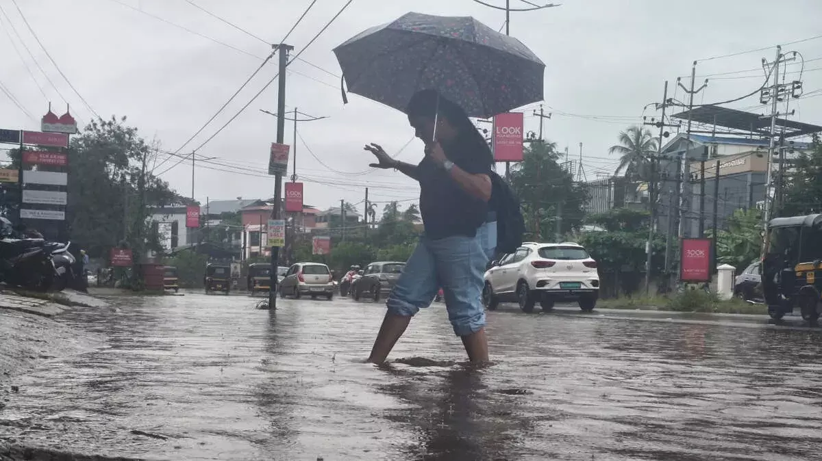 Kerala में 5 दिन भारी बारिश का अनुमान, 4 जिलों में रेड अलर्ट Kerala में 5 दिन भारी बारिश का अनुमान, 4 जिलों में रेड अलर्ट