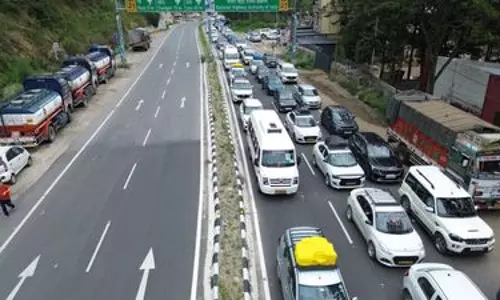 मंडी: भारी बारिश से किरतपुर-मनाली हाईवे पर भूस्खलन, ट्रैफिक बाधित मंडी: भारी बारिश से किरतपुर-मनाली हाईवे पर भूस्खलन, ट्रैफिक बाधित