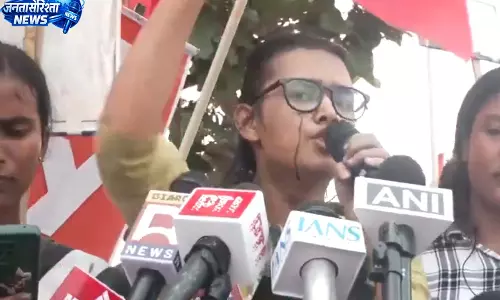 नेहा बोरा पर फेंकी गई स्याही नेहा बोरा पर फेंकी गई स्याही