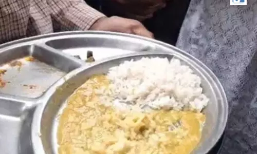 मध्य प्रदेश: हॉस्टल के खाने में इल्लियां मिलने पर छात्रों का विरोध-प्रदर्शन मध्य प्रदेश: हॉस्टल के खाने में इल्लियां मिलने पर छात्रों का विरोध-प्रदर्शन