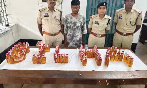 बिल्हा पुलिस ने स्कूटी से पकड़ी 16.2 लीटर अवैध शराब, एक गिरफ्तार बिल्हा पुलिस ने स्कूटी से पकड़ी 16.2 लीटर अवैध शराब, एक गिरफ्तार