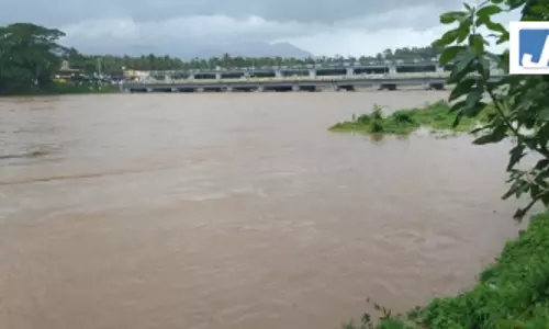 केरल : बाढ़ में फंसे जानवरों को बचाने के लिए बड़े पैमाने पर बचाव अभियान जारी केरल : बाढ़ में फंसे जानवरों को बचाने के लिए बड़े पैमाने पर बचाव अभियान जारी