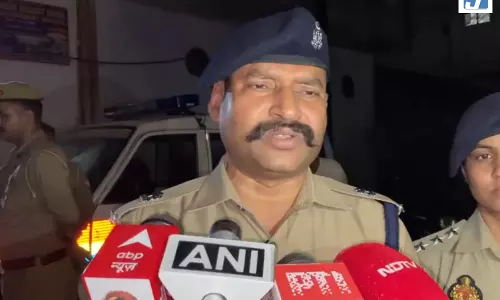 आगरा में नाले में पलटा ऑटो पुलिस ने पांच लोगों को सकुशल निकाला आगरा में नाले में पलटा ऑटो पुलिस ने पांच लोगों को सकुशल निकाला